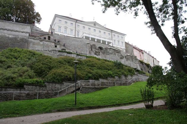 Tallinn - Blick vom Dompark zum Patkul-Aussichtspunkt des Dombergs Tallinn - Blick vom Dompark zum Patkul-Aussichtspunkt des Dombergs