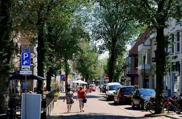 Die Voorstraat - Bummelmeile in Harlingen, Friesland Die Voorstraat - Bummelmeile in Harlingen, Friesland