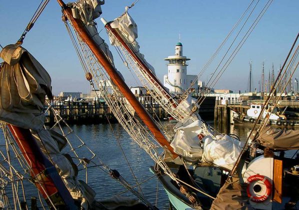 Historische Segler im Hafenbecken Dok und das Fährterminal - Harlingen, Friesland Historische Segler im Hafenbecken Dok und das Fährterminal - Harlingen, Friesland