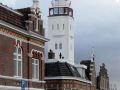 Historische Fassaden in der Hoge Willemskade und der Vuurtoren - Harlingen, Friesland