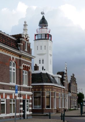 Alte Häuser-Fassaden in der Hoge Willemskade und der 21 Meter hohe alte Vuurtoren van Harlingen der Bauzeit 1920 bis 1922 - Harlingen, Friesland Alte Häuser-Fassaden in der Hoge Willemskade und der 21 Meter hohe alte Vuurtoren van Harlingen der Bauzeit 1920 bis 1922 - Harlingen, Friesland