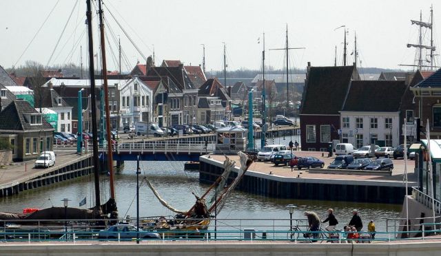Oude Buitenhaven mit Zugbrücke zum Zuiderhaven - Harlingen, Friesland Oude Buitenhaven mit Zugbrücke zum Zuiderhaven - Harlingen, Friesland