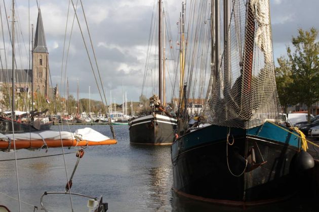 Zuiderhaven und die H. Aartsengel Michaël Kerk - Harlingen, Friesland