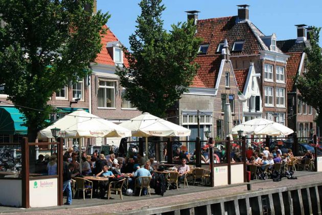 Aussenbereich des für seine leckere Erbsensuppe bekannte Café Noorderke am Noorderhaven Aussenbereich des für seine leckere Erbsensuppe bekannte Café Noorderke am Noorderhaven