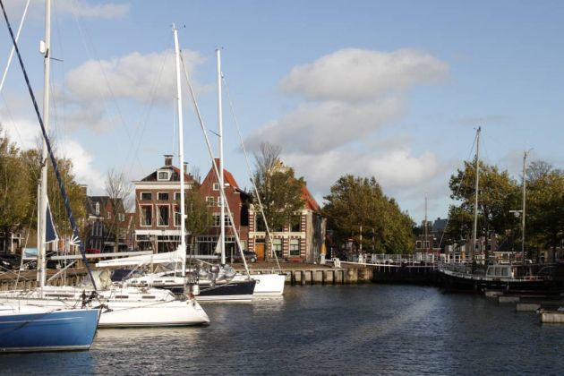 Sportboote im Noorderhaven mit der Löwenbrücke - Harlingen, Friesland