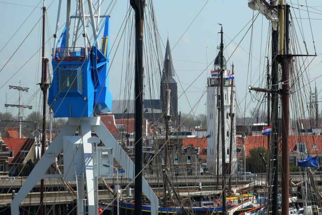 Blick auf die Stadt Harlingen mit Hafenkran, H. Aartsengel Michaël Kerk und Vuurtoren  Blick auf die Stadt Harlingen mit Hafenkran, H. Aartsengel Michaël Kerk und Vuurtoren