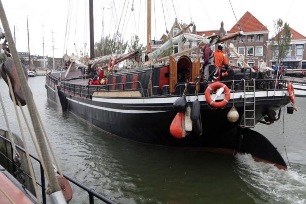 Die Teilnehmer des Brandaris Race verlassen den Zuiderhaven in Harlingen Die Teilnehmer des Brandaris Race verlassen den Zuiderhaven in Harlingen