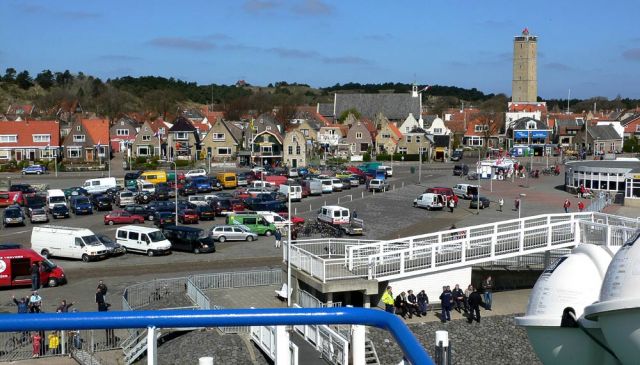 West-Terschelling - der Parkplatz vor dem Fähranleger der Reederei Doeksen West-Terschelling - der Parkplatz vor dem Fähranleger der Reederei Doeksen