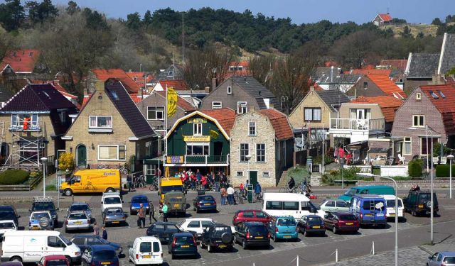 West-Terschelling - Fassaden an der Wilhelm Barentszkade hinter dem Parkplatz vor dem Fähranleger West-Terschelling - Fassaden an der Wilhelm Barentszkade hinter dem Parkplatz vor dem Fähranleger