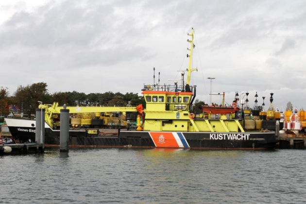 Ein Küstenwachschiff vor dem Tonnenlager - West-Terschelling Ein Küstenwachschiff vor dem Tonnenlager - West-Terschelling