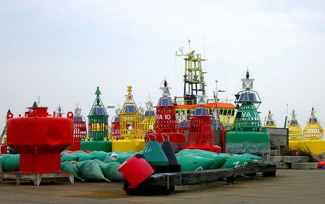 Das Tonnenlager am Hafen von West-Terschelling Das Tonnenlager am Hafen von West-Terschelling
