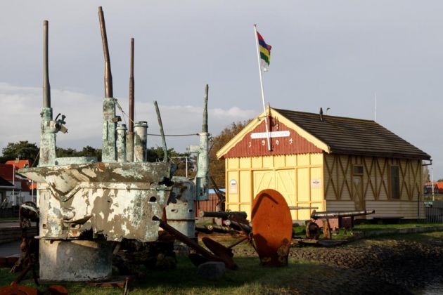Das Duikhuis Ecuador mit dem Turm eines geborgenen U-Boots aus dem ersten Weltkrieg - West-Terschelling Das Duikhuis Ecuador mit dem Turm eines geborgenen U-Boots aus dem ersten Weltkrieg - West-Terschelling