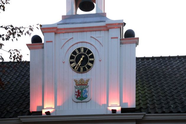 Glocke und Uhr am Alten Rathaus in der Torenstraat - West-Terschelling Glocke und Uhr am Alten Rathaus in der Torenstraat - West-Terschelling
