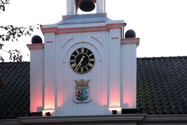Glocke und Uhr am Alten Rathaus in der Torenstraat - West-Terschelling