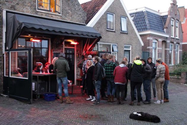 Eine der zahlreichen, gemütlichen Kneipen in West-Terschelling Eine der zahlreichen, gemütlichen Kneipen in West-Terschelling