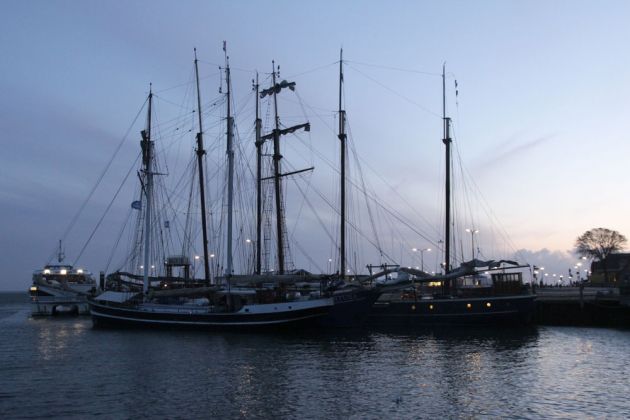 Historische Segler zur Blauen Stunde - West-Terschelling Historische Segler zur Blauen Stunde - West-Terschelling