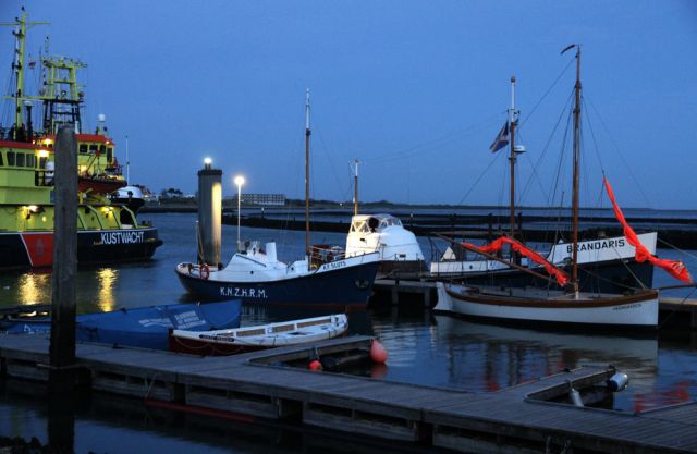 Hafenstimmung zur Blauen Stunde - West-Terschelling Hafenstimmung zur Blauen Stunde - West-Terschelling