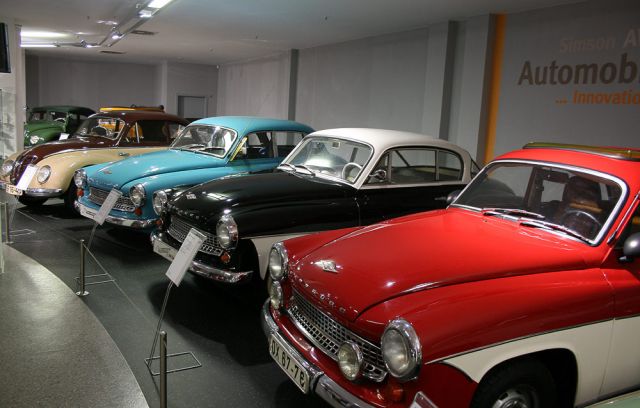 Zweimal Wartburg 311 und ein 311 Coupé vor dem Vorgängermodell IFA F 9 im Fahrzeugmuseum Suhl Zweimal Wartburg 311 und ein 311 Coupé vor dem Vorgängermodell IFA F 9 im Fahrzeugmuseum Suhl