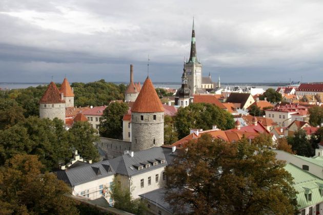 Der Blick über die untere Altstadt Tallinns vom Aussichtsplatz Patkul auf dem Domberg