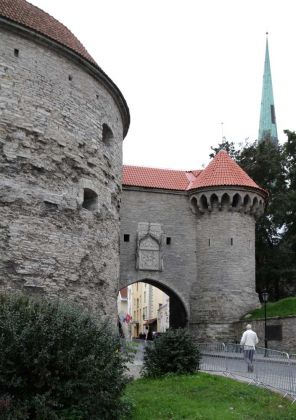 Dicke Margarethe und Grosses Strandtor - die historische Stadtbefestigung der Unteren Altstadt Tallinns Dicke Margarethe und Grosses Strandtor - die historische Stadtbefestigung der Unteren Altstadt Tallinns