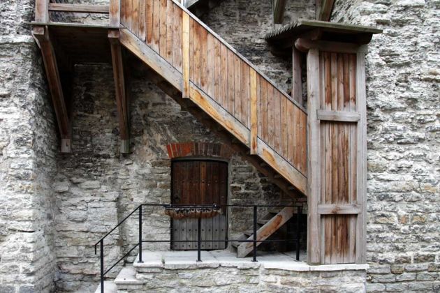 Aufgang zum Wehrgang der Stadtmauer - Untere Altstadt, Tallinn Aufgang zum Wehrgang der Stadtmauer - Untere Altstadt, Tallinn