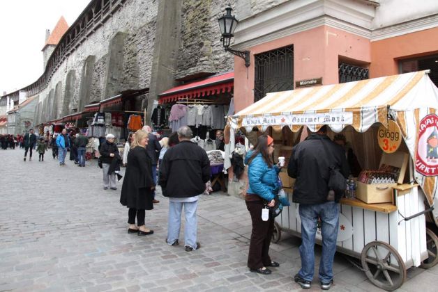 Verkaufsbuden an der Stadtmauer - die Müürivahe-Straße in Tallinn Verkaufsbuden an der Stadtmauer - die Müürivahe-Straße in Tallinn