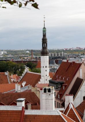 Über den Dächern der unteren Altstadt Tallinns - Blick von der Kohtuotsa Aussichtsplattform auf dem Domberg Über den Dächern der unteren Altstadt Tallinns - Blick von der Kohtuotsa Aussichtsplattform auf dem Domberg