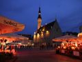 Tallinn - der Rathausmarkt mit dem historischen Rathaus zur berühmten Blauen Stunde