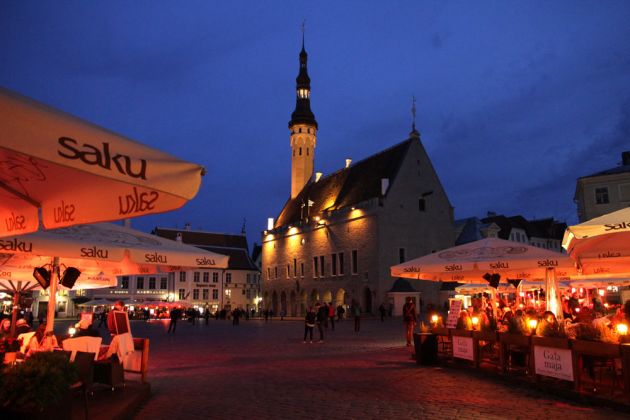 Tallinn - der Rathausmarkt mit dem historischen Rathaus zur berühmten Blauen Stunde Tallinn - der Rathausmarkt mit dem historischen Rathaus zur berühmten Blauen Stunde