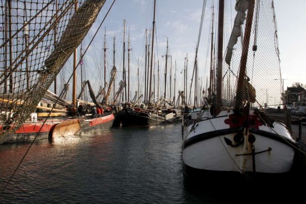 Das Brandaris Race - teilnehmende historische Segler im Seglerhafen von West-Terschelling Das Brandaris Race - teilnehmende historische Segler im Seglerhafen von West-Terschelling