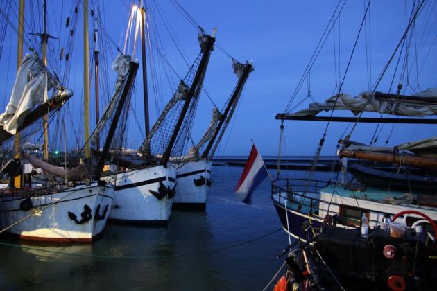 Brandaris Race - die historischen Segler zur Blauen Stunde im Seglerhafen von West-Terschelling Brandaris Race - die historischen Segler zur Blauen Stunde im Seglerhafen von West-Terschelling
