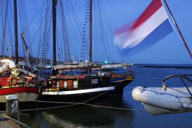 Brandaris Race - die historischen Segler zur Blauen Stunde im Seglerhafen von West-Terschelling Brandaris Race - die historischen Segler zur Blauen Stunde im Seglerhafen von West-Terschelling