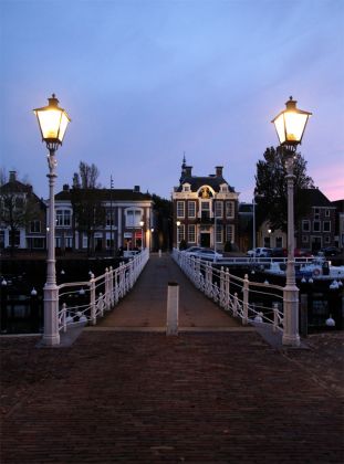Der Radhuissteeg über den Noorderhaven mit dem historischen Rathaus - Harlingen, Friesland