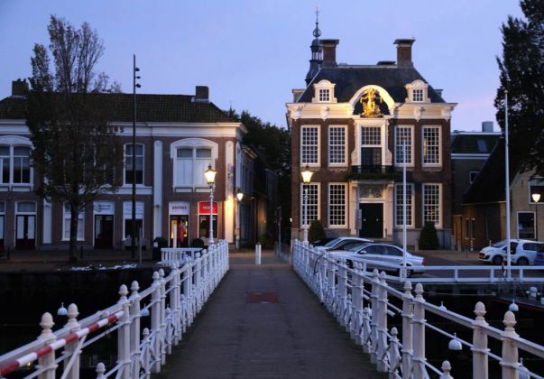 Der Radhuissteeg über den Noorderhaven mit dem historischen Rathaus - Harlingen, Friesland Der Radhuissteeg über den Noorderhaven mit dem historischen Rathaus - Harlingen, Friesland