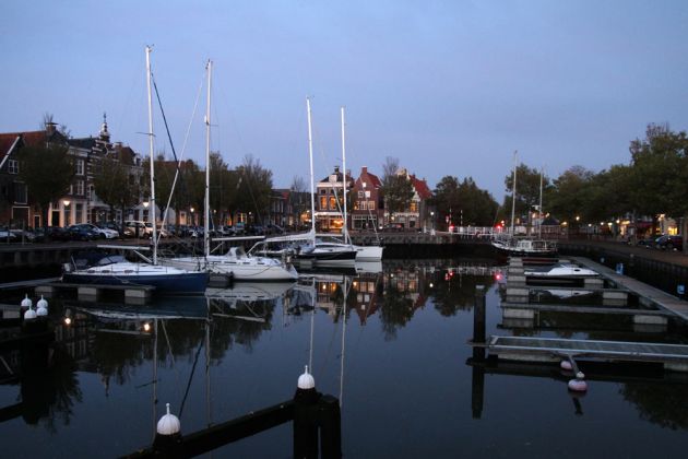 Segelyachten im Noorderhaven mit der Löwenbrücke - Harlingen, Friesland Segelyachten im Noorderhaven mit der Löwenbrücke - Harlingen, Friesland