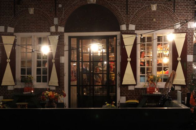 Historisches Packhaus am Grote Brede Plats, Harlingen - die frühere Kneipe 'Blauwe Hand' und das heutige Eetcafé Nooitgedagt Historisches Packhaus am Grote Brede Plats, Harlingen - die frühere Kneipe 'Blauwe Hand' und das heutige Eetcafé Nooitgedagt