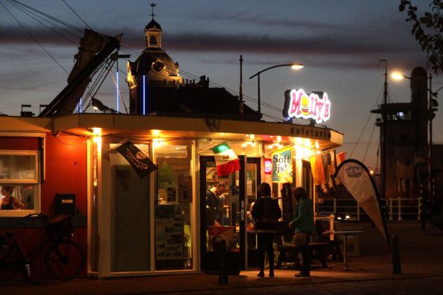 Molly's Cafetaria - die beliebte Snackbar am Havenplein, Harlingen Molly's Cafetaria - die beliebte Snackbar am Havenplein, Harlingen