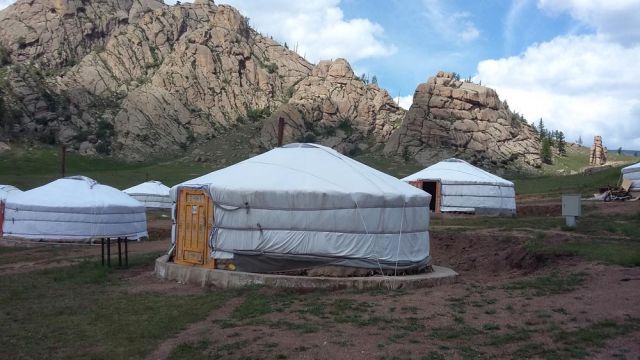 10 verschiedene Jurten-Camps auf 4000 km 10 verschiedene Jurten-Camps auf 4000 km