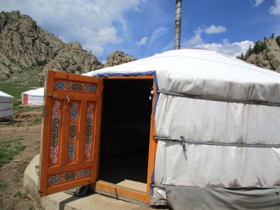 nur nicht auf die Türschwelle der Jurte treten, das bringt Unglück nur nicht auf die Türschwelle der Jurte treten, das bringt Unglück