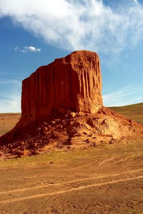 eine der vielen roten Felsformationen der Flaming Cliffs eine der vielen roten Felsformationen der Flaming Cliffs