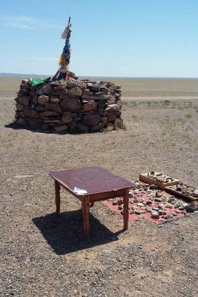 wie praktisch, irgend jemand hat hier gleich die Steine zum Ablegen auf dem Ovo deponiert wie praktisch, irgend jemand hat hier gleich die Steine zum Ablegen auf dem Ovo deponiert