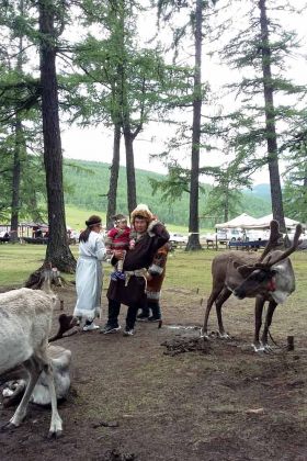 wir besuchen die aus Russland geflohene Volksgruppe der Tuviner wir besuchen die aus Russland geflohene Volksgruppe der Tuviner