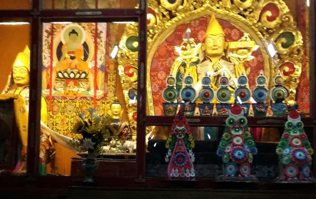 die kostbare Ausstattung des Klosters wurde von den Mönchen vor den russischen Besatzern versteckt und teilweise in der Erde vergraben die kostbare Ausstattung des Klosters wurde von den Mönchen vor den russischen Besatzern versteckt und teilweise in der Erde vergraben