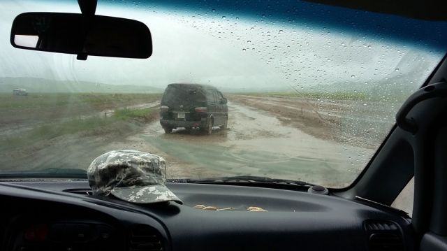 Regengüsse haben die Staubstraßen in gefährliche Rutschbahnen verwandelt Regengüsse haben die Staubstraßen in gefährliche Rutschbahnen verwandelt