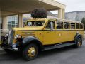 Ein White Model 706 Omnibus der Baujahre 1936 bis 1939 vor dem Mammoth Hot Springs Hotel