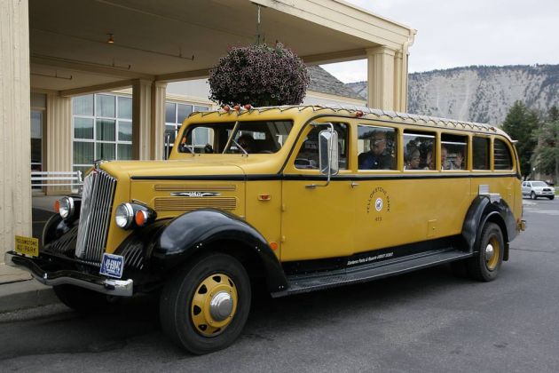 Ein White Model 706 Omnibus der Baujahre 1936 bis 1939 vor dem Mammoth Hot Springs Hotel Ein White Model 706 Omnibus der Baujahre 1936 bis 1939 vor dem Mammoth Hot Springs Hotel
