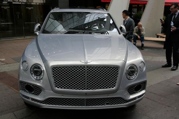 Bentley Bentayga - Sport Utility Vehicle - Baujahr 2016, Fussgängerzone Calgary, Kanada Bentley Bentayga - Sport Utility Vehicle - Baujahr 2016, Fussgängerzone Calgary, Kanada