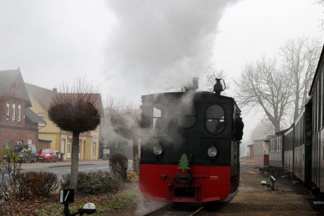 Umsetzen der Kastenlok Plettenberg am End-Bahnhof Asendorf - Nikolausfahrt am ersten Advent Umsetzen der Kastenlok Plettenberg am End-Bahnhof Asendorf - Nikolausfahrt am ersten Advent