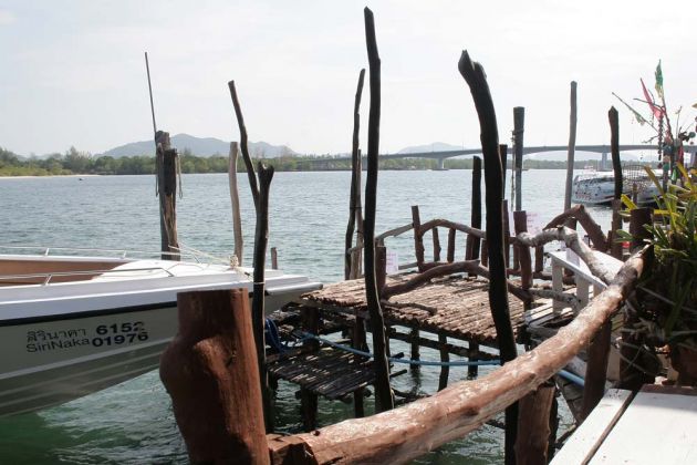 Baan Saladan, Bootsanleger - im Hintergrund die Siri Lanta Bridge zwischen Lanta Yai und Lanta Noi Baan Saladan, Bootsanleger - im Hintergrund die Siri Lanta Bridge zwischen Lanta Yai und Lanta Noi