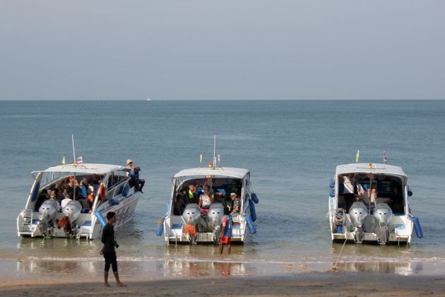 Speedboote am Long Beach auf der Insel Ko Lanta, Andamanensee
